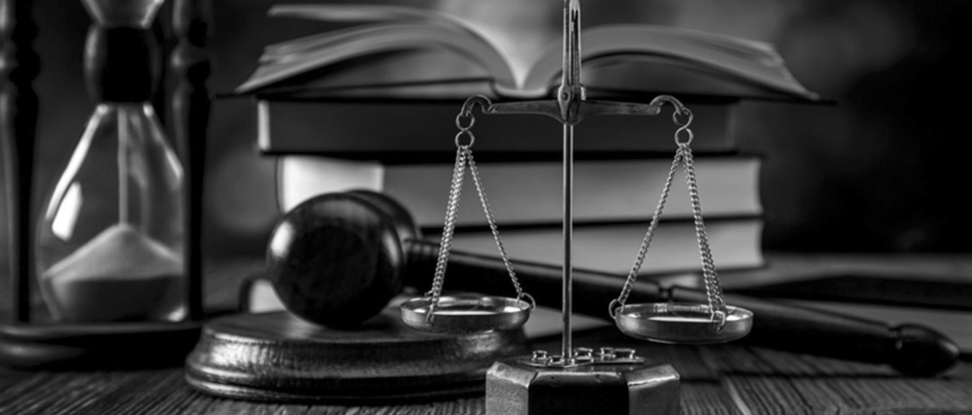 خدمات المحاماة - الاستشارات الشرعية والقانونية المتخصصة في جميع القضايا. | المحامي عبدالله المحيميد